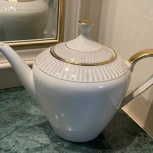 Gift 45: TEAPOT PORCELAINE VINTAGE