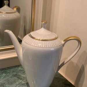 Gift 44: TEAPOT PORCELAINE VINTAGE