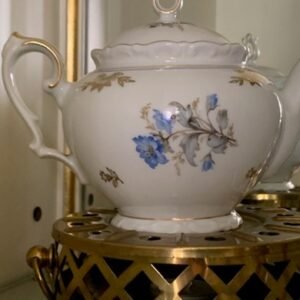 Gift 43: TEAPOT PORCELAINE VINTAGE