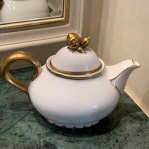 Gift 42: TEAPOT PORCELAINE VINTAGE